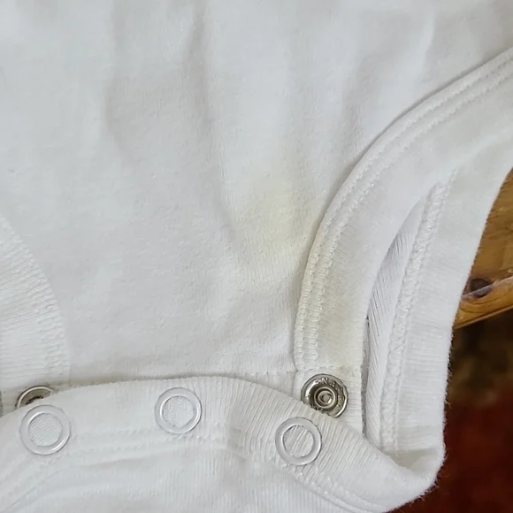 (4) Bodysuits 6m - Picture 3 of 8